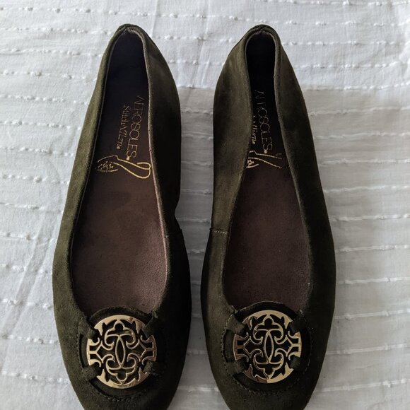Aerosoles StichNTurn. Worn once, like new olive suede flat with gold emblem - Picture 5 of 10